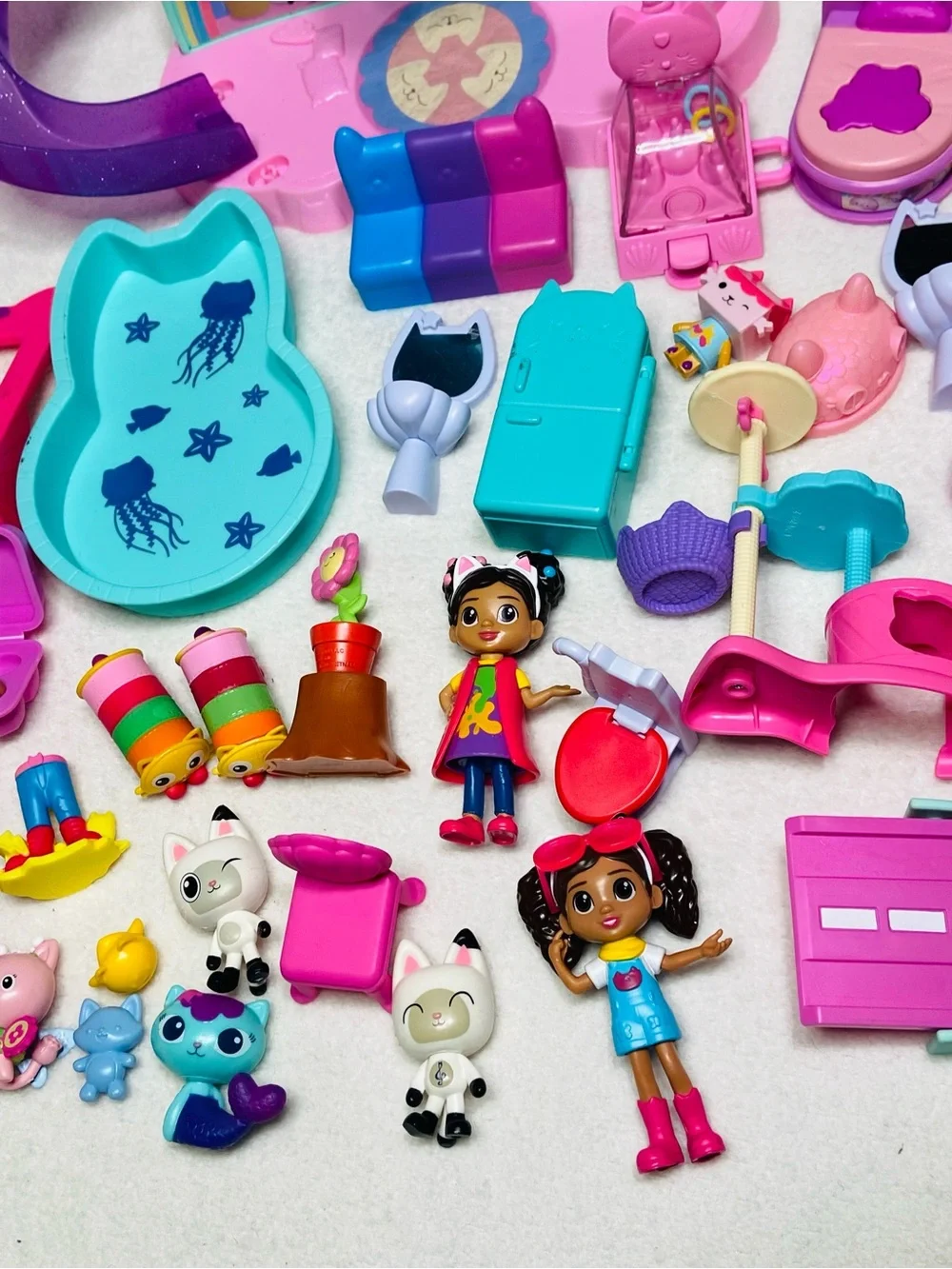 GabbyS Dollhouse this lot